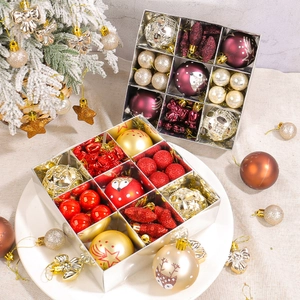 Set de bolas de Navidad con varias formas y colores para decorar el árbol