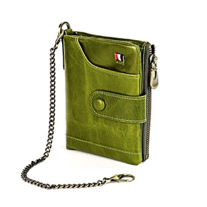 Détail du portefeuille en cuir crazy horse vert olive avec chaîne antivol et fermeture éclair