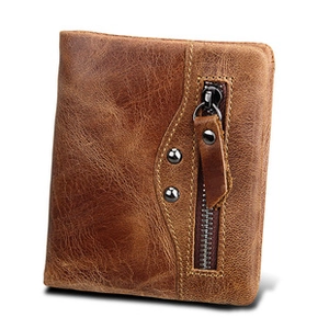 Détail du portefeuille en cuir vintage marron avec fermeture éclair verticale et rivets