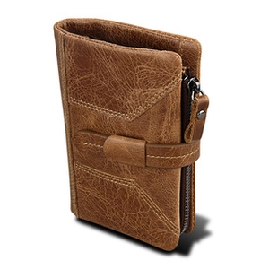 Détail du portefeuille en cuir vintage marron avec fermeture éclair latérale et boucle
