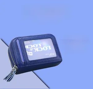 Vue détaillée du porte-cartes RFID en cuir bleu marine avec double zip et fenêtre d'identité