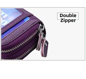 Détail du porte-cartes en cuir violet avec double fermeture éclair et fenêtre ID claire