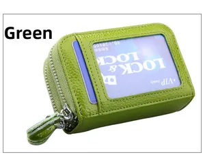 Détail du porte-cartes vert texture litchi avec blocage RFID et fenêtre pour ID