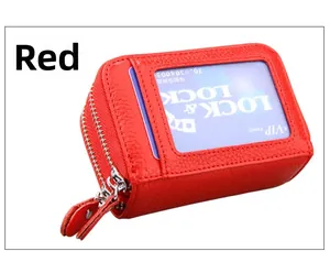 Détail d'un porte-cartes RFID en cuir rouge avec fenêtre d'identité et fermeture éclair en métal