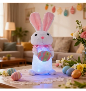 Primer plano de conejo de Pascua de peluche luminoso con huevo de colores y LED