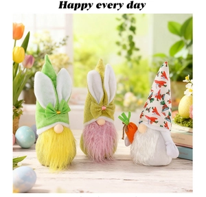 Détails de trois gnomes de Pâques avec des carottes et des décorations florales douces