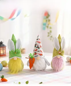 Vue détaillée de trois gnomes de Pâques en peluche avec oreilles de lapin