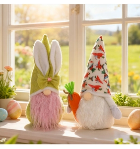 Détail de gnomes de Pâques avec oreilles de lapin et carottes sur un rebord de fenêtre