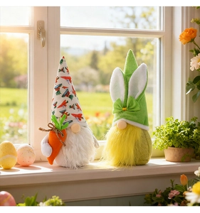 Gnomes de Pâques en peluche avec motifs carottes et oreilles de lapin sur fenêtre