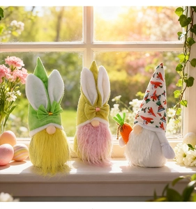 Détails de trois nains de Pâques avec oreilles de lapin et carottes décoratives