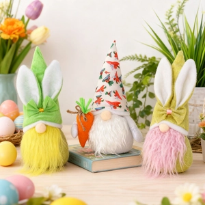 Trois gnomes de Pâques en peluche avec oreilles de lapin et carottes pour décor festif