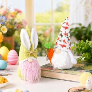 Lot de deux gnomes de Pâques festifs avec oreilles de lapin et carotte sur des livres