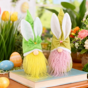 Gnomes de Pâques en peluche avec oreilles de lapin sur des livres et tulipes de printemps