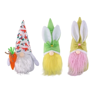 Trois gnomes de Pâques en peluche avec oreilles de lapin et carottes sur fond blanc