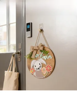 Détail de la plaque de porte de Pâques en bois avec lapin, fleurs et nœud en jute
