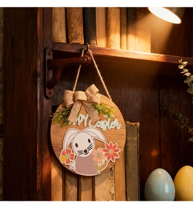 Gros plan d'une plaque de Pâques en bois avec motif lapin posée sur une étagère