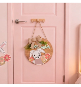 Détail de la suspension de porte de Pâques avec lapin, fleurs et nœud en jute