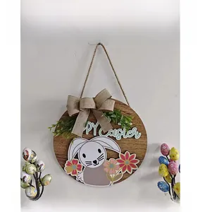 Détail d'une couronne de Pâques en bois avec nœud en toile et verdure artificielle