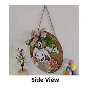 Vue latérale de la plaque de porte Happy Easter en bois avec lapin et nœud en toile