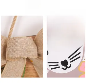 Détail d'un panneau de Pâques en bois avec nœud en jute rustique et motif floral