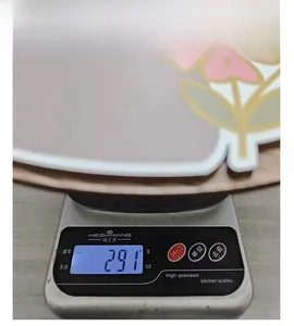 Vue détaillée du poids de 291g du panneau de Pâques floral en bois sur une balance