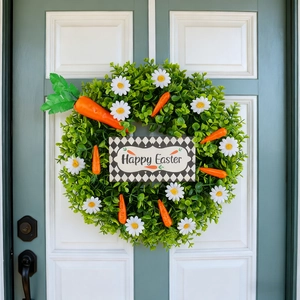 Osterkranz mit weißen Gänseblümchen, orangefarbenen Karotten und Eukalyptusblättern