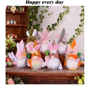 Groupe de six gnomes de Pâques colorés avec chapeaux en tricot sur une table en bois