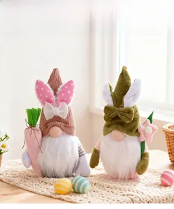 Détail de gnomes de Pâques avec oreilles de lapin tenant carotte et fleurs décoratives