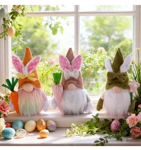 Trois gnomes de Pâques avec oreilles de lapin à pois sur un rebord de fenêtre