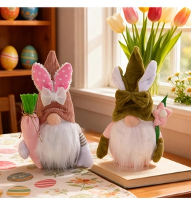 Détail de deux gnomes de Pâques avec oreilles de lapin, une carotte en tissu et fleur