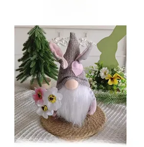 Vue détaillée d'un gnome de Pâques fait main avec oreilles de lapin et fleurs