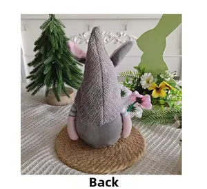 Vue arrière du nain de Pâques avec oreilles de lapin roses et texture en tricot gris