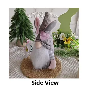 Vue latérale d'un gnome de Pâques avec oreilles de lapin sur un tapis en jute