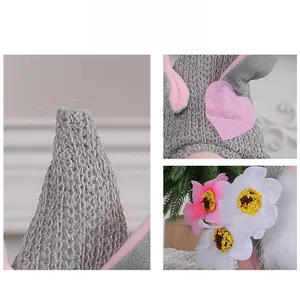 Vue détaillée du gnome de Pâques en tricot gris avec fleurs et oreilles de lapin