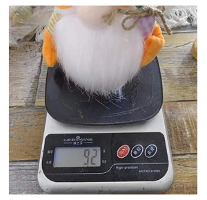 Vue détaillée du gnome de Pâques en peluche pesant 92g sur une balance