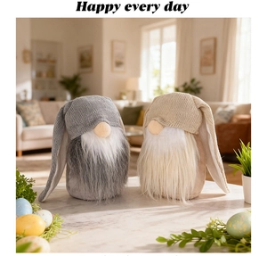 Dettaglio di gnomi pasquali con cappelli a maglia e lunghe barbe su tavolo in marmo