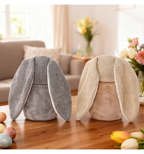 Gnomi di Pasqua con lunghe orecchie da coniglio in maglia e consistenza morbida