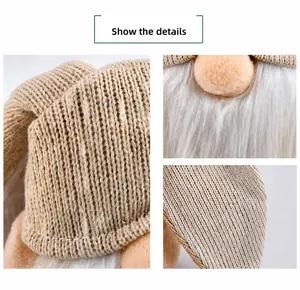 Dettaglio ravvicinato della maglia e barba di peluche dello gnomo di Pasqua a coniglio