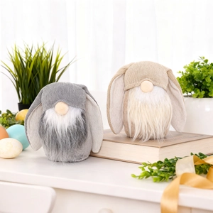 Set di gnomi coniglietti pasquali con orecchie lunghe su tavolo decorato