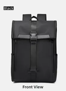 Vue de face du sac à dos de voyage noir avec rabat et boucles en plastique robuste