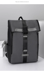 Détail du sac à dos roll-top avec texture en nid d'abeille et fini mat étanche