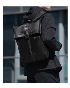 Vue extérieure montrant la grande capacité et la boucle fonctionnelle du sac à dos noir