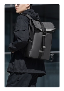 Détail du sac à dos roll-top avec fermeture à boucle et bandes réfléchissantes de sécurité