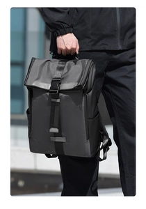 Détails latéraux du sac à dos de voyage d'affaires gris foncé imperméable et robuste