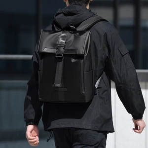 Vue extérieure d'un sac à dos professionnel noir imperméable avec boucle et poches latérales