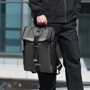 Détail d'un sac à dos tactique noir avec rabat et boucle pour les voyages d'affaires et loisirs