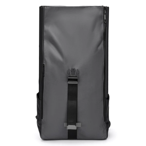Gros plan sur le tissu enduit imperméable et la boucle noire du sac à dos gris anthracite