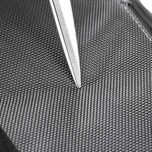 Gros plan sur le tissu gris haute densité résistant aux rayures avec test au couteau