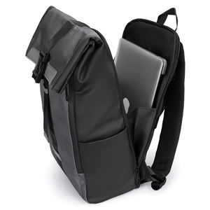 Détail du compartiment pour ordinateur dans un sac à dos de voyage imperméable