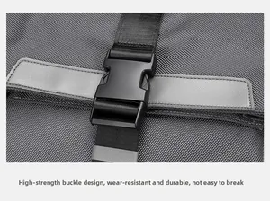 Boucle en plastique durable sur sac à dos en nylon gris avec bandes réfléchissantes